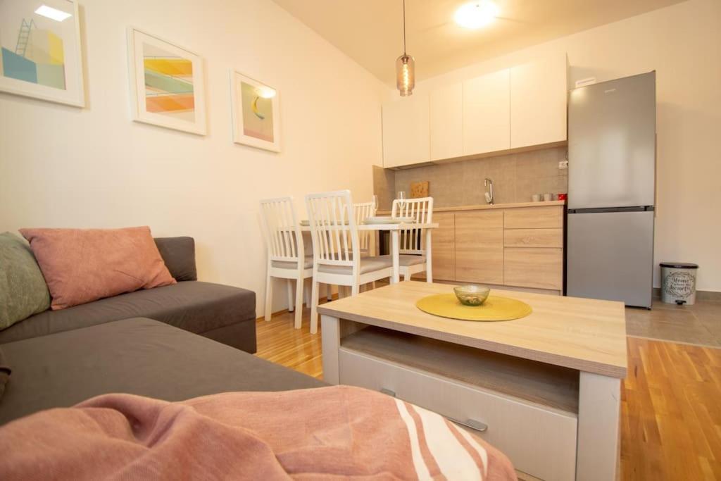 White Fields-Central 2-Bdrm Apartment With Parking Novi Sad Exterior photo