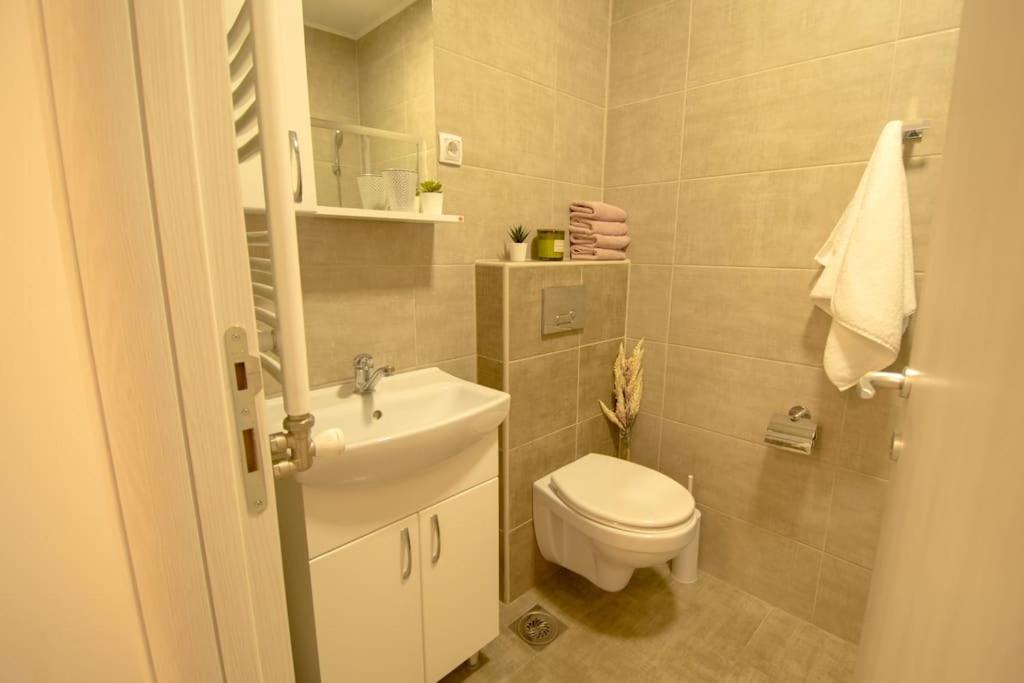 White Fields-Central 2-Bdrm Apartment With Parking Novi Sad Exterior photo