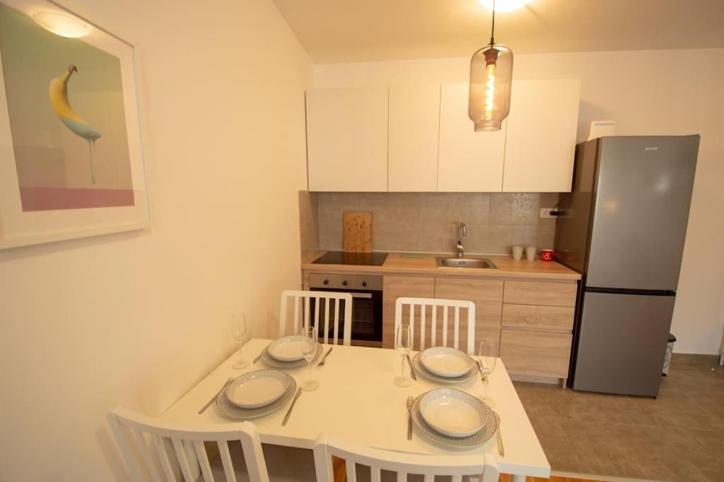 White Fields-Central 2-Bdrm Apartment With Parking Novi Sad Exterior photo