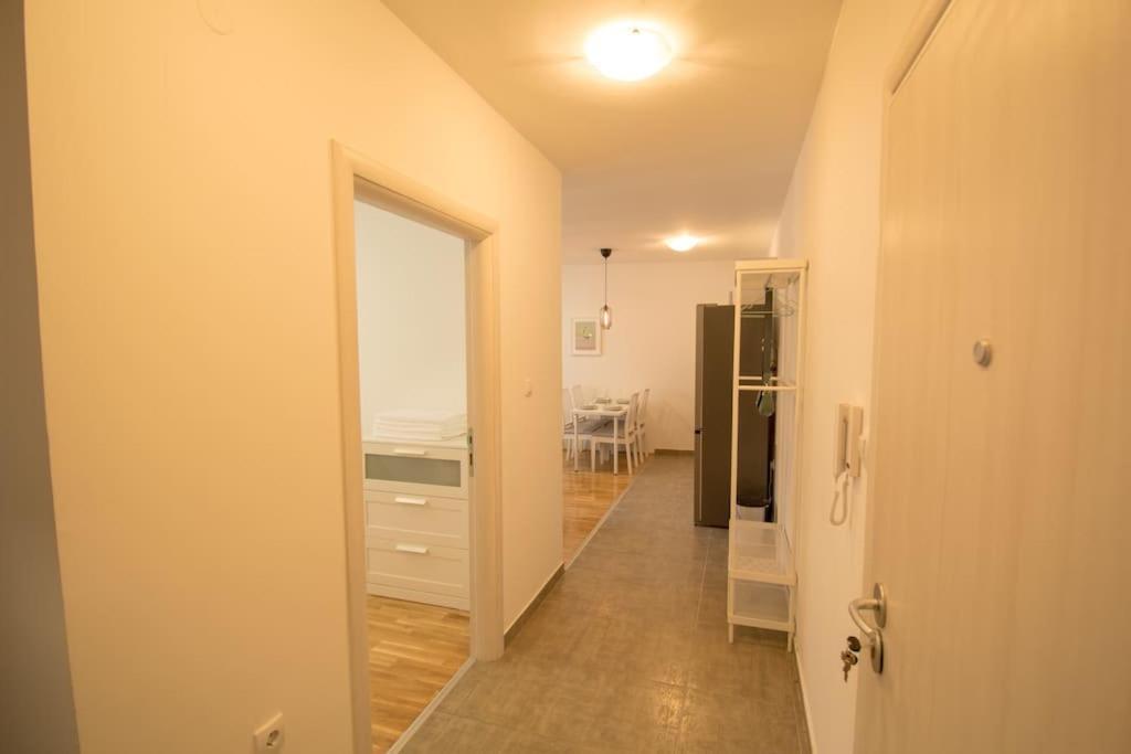 White Fields-Central 2-Bdrm Apartment With Parking Novi Sad Exterior photo