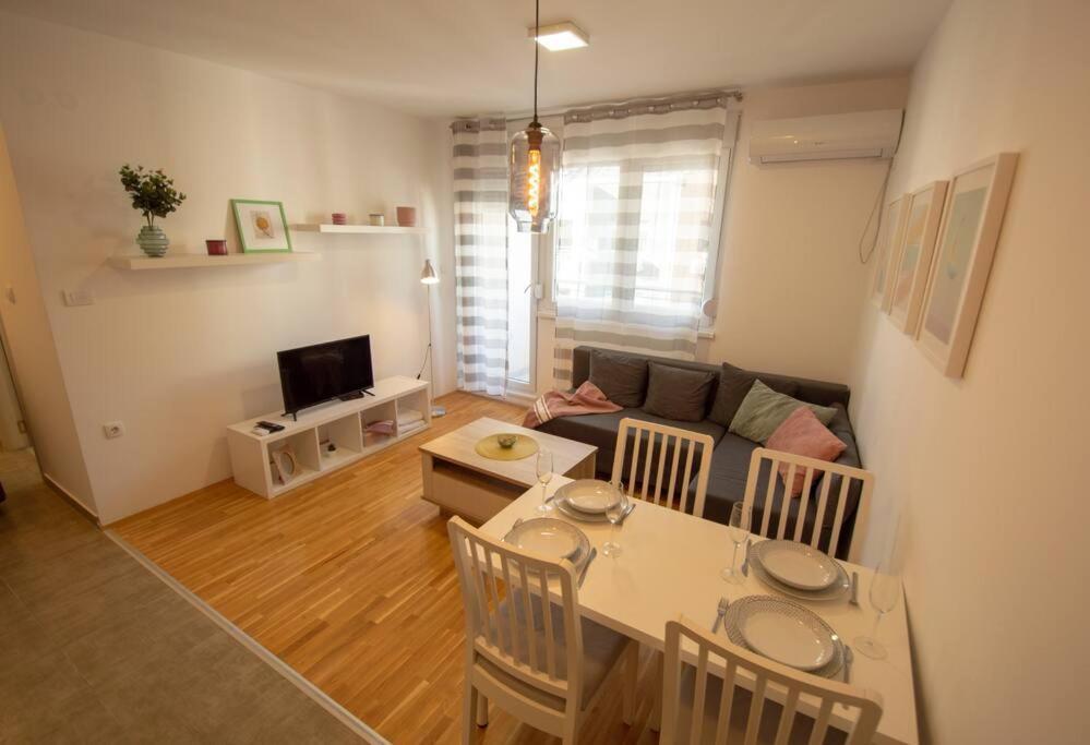 White Fields-Central 2-Bdrm Apartment With Parking Novi Sad Exterior photo